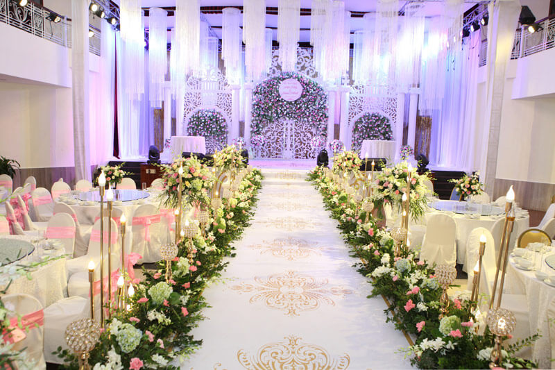hình ảnh trong lễ cưới có trang trí nhiều hoa cưới